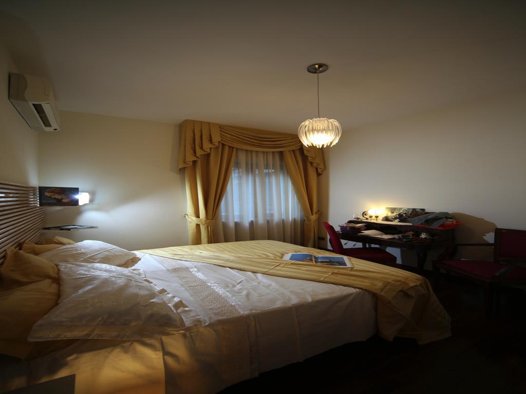 Napoli Porta Di Mare Bed & Breakfast Стая снимка