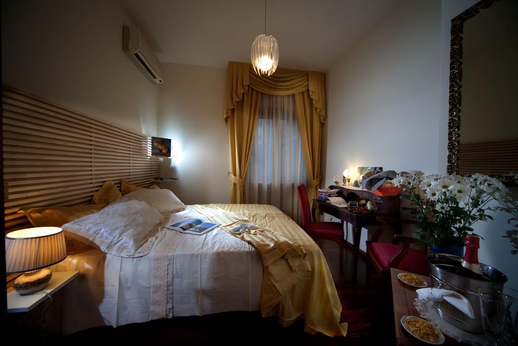 Napoli Porta Di Mare Bed & Breakfast Стая снимка