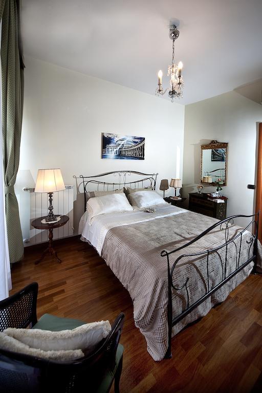 Napoli Porta Di Mare Bed & Breakfast Стая снимка